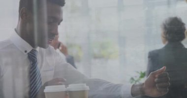 Afrika kökenli Amerikalı iş adamının finansal veri işleme çalışmalarının animasyonu. Küresel finans, iş, bağlantılar, hesaplama ve veri işleme kavramı dijital olarak oluşturulmuş video.