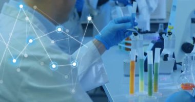 Laboratuvarda çalışan çeşitli bilim adamları üzerindeki bağlantı ağının animasyonu. Küresel bilim, bağlantılar ve dijital arayüz konsepti dijital olarak oluşturulmuş video.