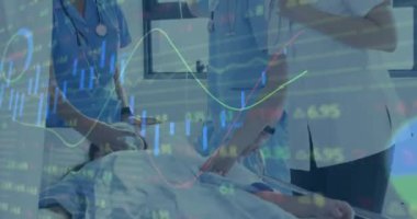 Hastanedeki çeşitli doktorlarda finansal veri işleme animasyonu. Küresel tıp, sağlık, bağlantılar, hesaplama ve veri işleme kavramı dijital olarak oluşturulmuş video.