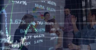 Ofisteki çeşitli iş adamları üzerinde finansal veri işleme animasyonu. Küresel finans, iş, bağlantılar, hesaplama ve veri işleme kavramı dijital olarak oluşturulmuş video.