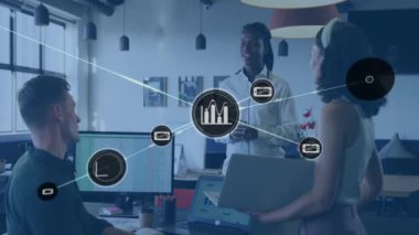 Çeşitli meslektaşların iş tartışmaları üzerine veri işleme ve diyagramların animasyonu. İş, takım çalışması ve dijital arayüz konsepti dijital olarak oluşturulmuş video.