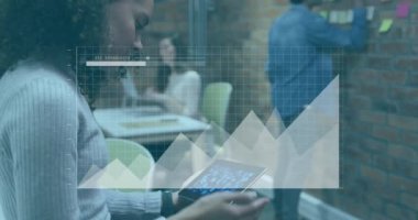 Çeşitli iş adamlarının iş görüşmeleri üzerine veri işleme ve diyagramların animasyonu. Küresel iş ve dijital arayüz kavramı dijital olarak oluşturulmuş video.