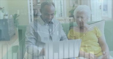 Dizüstü bilgisayarla çeşitli yaşlı çiftler üzerinde veri işleme animasyonu. Dijital olarak oluşturulmuş küresel bağlantılar, hesaplama ve veri işleme kavramı.