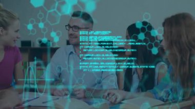 Kimyasal formülün animasyonu ve çeşitli öğrencilerin birlikte öğrenmesi üzerine veri işleme. Küresel eğitim, bilim, bilgisayar ve dijital arayüz kavramı dijital olarak oluşturulmuş video.