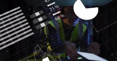 Asyalı erkek üzerinde bilgisayar sunucuları tarafından veri işleme animasyonu. Küresel finans, iş, bağlantılar, hesaplama ve veri işleme kavramı dijital olarak oluşturulmuş video.