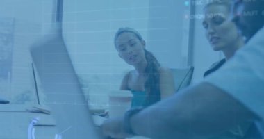 Dizüstü bilgisayarla çeşitli iş adamları üzerinde finansal veri işleme animasyonu. Küresel finans, iş, bağlantılar, hesaplama ve veri işleme kavramı dijital olarak oluşturulmuş video.