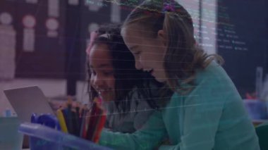 Sınıfta tablet kullanan mutlu okul kızlarının veri işleme çizelgelerinin animasyonu. Eğitim, dijital arayüz, veri, öğrenme, ağ ve iletişim, dijital olarak oluşturulmuş video.