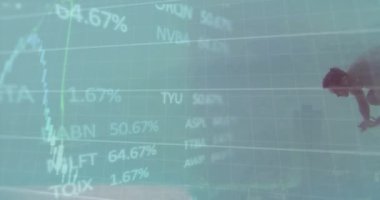 Güneşli yüzme havuzunda yüzen beyaz bir adam hakkında veri işleme haritalarının animasyonu. Veri, dijital arayüz, bağlantı, yaz, tatiller ve özgürlük, dijital olarak oluşturulmuş video.