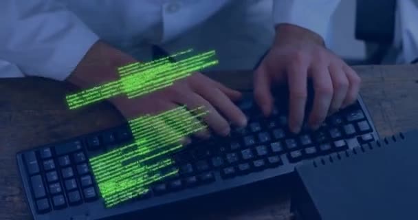 Bilgisayarı Kullanan Beyaz Bir Kadının Üzerinde Veri Işleme Olan Devre — Stok video