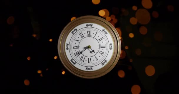 Анімація Ретро Годинника Показує Опівночі Плями Світла Чорному Тлі Напередодні — стокове відео