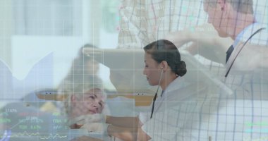 Hastane yatağında hastaya steteskop takan Asyalı hemşirenin dijital veri örtülerini dinlemek. Tıbbi, sağlık, modern, tanı, klinik, profesyonel, takım çalışması