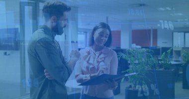 İş gündelik iş arkadaşları açık planlı ofisteki pano belgelerini inceliyor. İşbirliği, takım çalışması, şirket, profesyonel, modern, çalışma alanı, üretkenlik