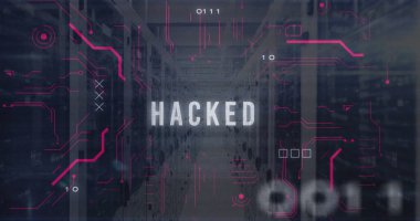 Sunucu rafları ve ikili haneli veri merkezi koridorunda parlak HACKED metni görüntüleniyor. Siber güvenlik, dijital altyapı, ağ mimarisi, teknoloji, veri analizi, siber tehdit, fütürist