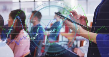 Toplantı odasında mavi blazer tıkırtı tabletinde sunucu, mali tablolarla birlikte, kopya alanı. Şirket, eğitim, iş, teknoloji, meslek, veri, finans