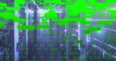 Veri merkezinde yanıp sönen LED 'ler ve ikili kaplamalı sunucu rafları, kablolar, devre kartları gösteriliyor. Teknoloji, altyapı, siber güvenlik, ağ oluşturma, dijital, endüstriyel, fütürist