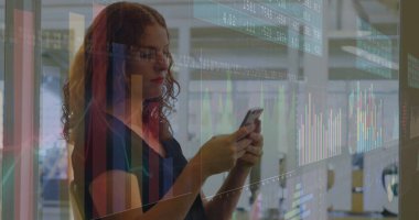 Akıllı telefon tutmak, analist açık planlı ofislerde veri tabloları hazırlamak, cam bölümler kullanmak. Teknoloji, veri, analitik, iş, yenilik, profesyonel, dijital