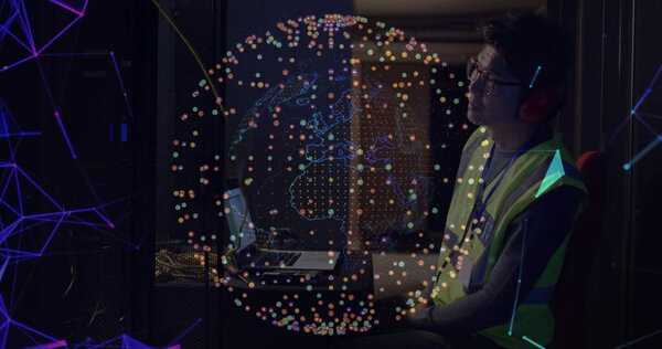 Техники в спасательных жилетах и наушниках следят за серверами в серверной, с глобусом, копировальным пространством. Технологии, кибербезопасность, центр обработки данных, сетевая инфраструктура, цифровое подключение, системное администрирование, оно профессиональное