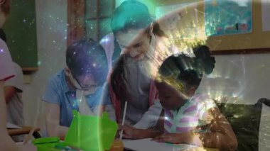 Eğitim öğretmeni, öğrencilere astral etkinin yoğunlaştırılması için malzeme tasnif etme konusunda rehberlik ediyor. Sınıflar, çeşitlilik, öğrenme, yaratıcılık, destek, ilham, bağlılık