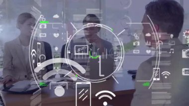 Bir iş adamı bir başvuru sahibi ile iş görüşmesi yapıyor. Arayüzde bir arıza var..