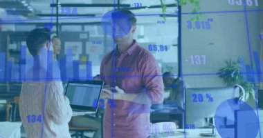 Kadın dizüstü bilgisayarını tutuyor ve erkek ofiste akıllı telefon kaldırıyor bar çizelgeleriyle verileri analiz ediyor. İşbirliği, takım çalışması, veri, teknoloji, profesyonel, iş dünyası, analiz