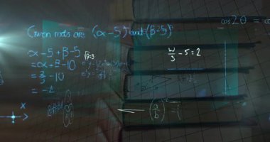 Matematiksel denklemlerin kara arkaplan üzerine animasyonu. Eğitim, öğrenme ve dijital arayüz kavramı dijital olarak oluşturulmuş video.