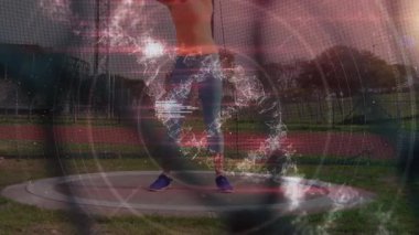 Atış talimi yapan bayan sporcunun orta bölümüne karşı tıbbi veri işleme animasyonu. Spor ve tıbbi araştırma teknolojisi kavramı