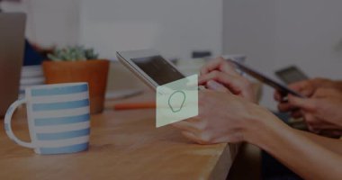 Tablet kullanan beyaz iş arkadaşlarının elleri üzerinde teknik simgelerin canlandırılması. İş, ağ, web geliştirme ve dijital olarak oluşturulmuş video işleme kavramı.