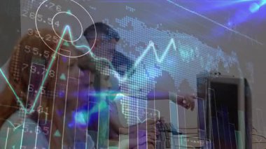 Spike 'ı işaret eden adam, verileri saydam finans grafiğiyle daktilo eden ve ayarlayan meslektaşlar. Finans, takım çalışması, veri analizi, işbirliği, modern, teknoloji, yenilik