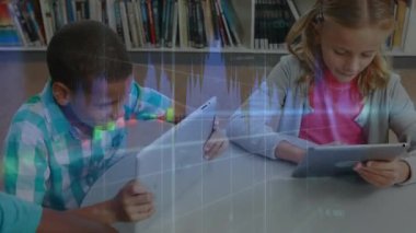 Öğrenciler verileri analiz eden tabletler ve dizüstü bilgisayarlar kullanarak animasyon çizelgesine tepki veriyorlar. Eğitim, yenilik, teknoloji, işbirliği, öğrenme, yaratıcılık, dijital