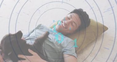 Gövdeye atladıktan sonra sakin olması için köpeği tutan adam biyometrik kaplamayla etkileşime giriyor. Oyunculuk, arkadaşlık, rahatlama, petbond, yerli, teknoloji, modern