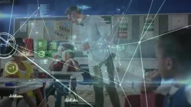 Erkek öğretmen sınıfa giriyor öğrencilere yürüyor ve animasyon kaplamalarıyla teknolojiyi resmediyor. Eğitim, sınıf, teknoloji, öğrenme, katılım, gençlik, çevre