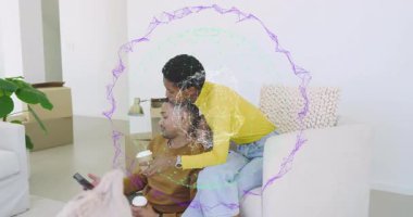 Evde akıllı telefonları dinleyen çift sosyal medya için ağ grafiğiyle selfie çekiyor. Romantik, mahremiyet, bağlantı, sevgi, modern, samimi, yaşam tarzı