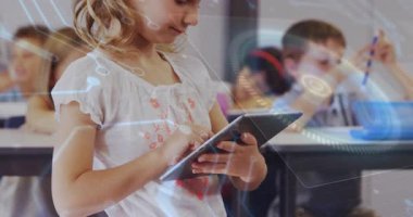 Sınıf arkadaşlarıyla tableti kaldıran ve ekranı tıklatan kız ders için kıvrımlı devre hatlarını açığa çıkarıyor. Çocuklar, eğitim, teknoloji, yenilik, öğrenme, sınıf, fütüristik