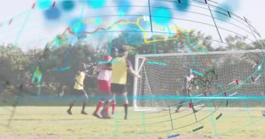 Sarı formalı saldırgan, kaleci olarak attığı pas üstüne gol atarak spor veri grafiğiyle tasarruf yapıyor. Atletik, rekabet, spor, takım çalışması, aksiyon, açık hava, canlı