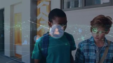 Okuldaki mutlu çocuklar üzerinden bağlantı ağının animasyonu. Eğitim, okul, teknoloji konseptiyle öğrenme dijital olarak oluşturulmuş video.