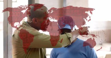 Yönetici ustabaşını işaret ediyor ve dokunuyor. Teknisyeni arıyor. Atölyenin planları üzerinde toplanıyor. İşbirliği, takım çalışması, endüstriyel, akıl hocalığı, zanaat, öğrenme, hassasiyet