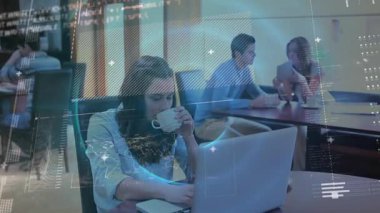 Kafede dizüstü bilgisayar kullanan beyaz bir kadının yazılım işleme verilerini analiz etme animasyonu. Dijital olarak oluşturulmuş küresel iletişim, iş, araştırma ve dijital arayüz kavramı.