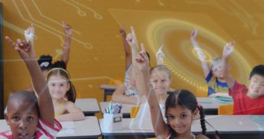 İlköğretim öğrencileri, interaktif ders için devrelerle birlikte sınıfta el kaldırıyorlar. Sınıf, eğitim, teknoloji, etkileşimli, gençlik, öğrenme, dijital