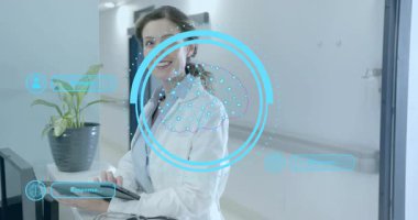 Doktor tableti tıkırdatırken mavi hologram düğümleri tarama ve yanıtlama etiketi belirdi. Tıbbi, sağlık, fütüristik, biyometrik, teknoloji, profesyonel, dijital