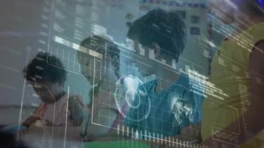 Öğrenciler holografik dünyada resim çizerken, grafikler kaybolurken, çocuk gülümsüyor. Çocuklar, eğitim, teknoloji, sınıf, öğrenme, yenilik, okul