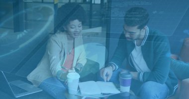 Ofis salonunda dizüstü bilgisayarlı kalem kahve fincanlarıyla işbirliği yapan iki profesyonel. İşbirliği, takım çalışması, şirket, modern, yenilik, iletişim, beyin fırtınası.