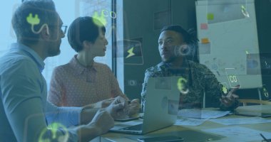 Enerji ikonlarıyla dolu cam duvarlı odada dizüstü bilgisayar kullanan üç profesyonelle enerjiyi tartışıyorlar. Sürdürülebilirlik, takım çalışması, yenilik, modern, dijital, çevre, işbirliği