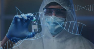 Laboratuvar DNA sarmalında COVID-19 tüplü eldiven ve tulum giyen bilim adamı inceleniyor. İlaç, araştırma, biyoteknoloji, bilim, laboratuvar, sağlık, yenilik