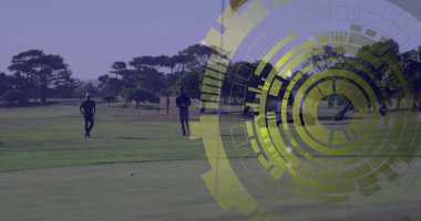 Golf sahasında golf sahasına yaslanan iki golfçü, golf topunun yanında. Atletik, boş zaman, zarafet, açık hava, spor, kırsal, rekabet