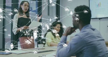 Spor ceketli kadın toplantı odasında elinde laptop, kahve fincanı ve şebekeyle sunum yapıyor. İşbirliği, yenilik, strateji, dijital, profesyonel, takım çalışması, analitik