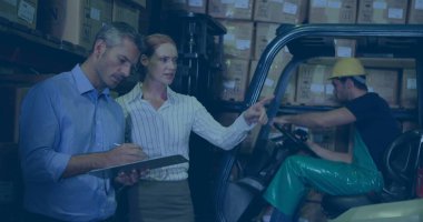 Pano ve kalem tutuyor, iki iş arkadaşı forkliftle depodaki envanteri işaret ediyor. Envanter, lojistik, tedarik zinciri, sanayi, takım çalışması, planlama, depo