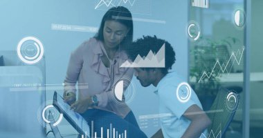 Ofiste oturan adama, dokunmatik ekran monitörü ve veri örtüsüyle veri gösteren bir kadın. Teknoloji, takım çalışması, dijital, analitik, yenilik, profesyonel, modern