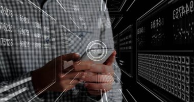 Holografik paneller ile yüksek teknolojili veri alanında çalışan akıllı telefonları tutmak. Teknoloji, yenilik, bağlantı, fütüristik, analitik, dijital, iş