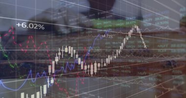 Piyasa verileri ofis masasında dizüstü bilgisayar klavyesi ve yüzde etiketleriyle gösteriliyor. Finans, ticaret, analiz, veri görselleştirme, profesyonellik, teknoloji, yatırım