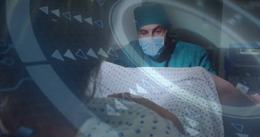 Hastane odasında dijital kaplama kullanarak ameliyat önlüğüyle hastanın hayati organlarını izlemek, kopyalamak. Tıbbi, sağlık, teknoloji, klinik, tanı, kesinlik, yenilik